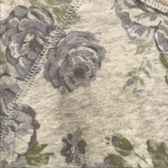 ☀️ 3 / $15 Sale ☀️ Old Navy Sweatshirt - Picture 2 of 2